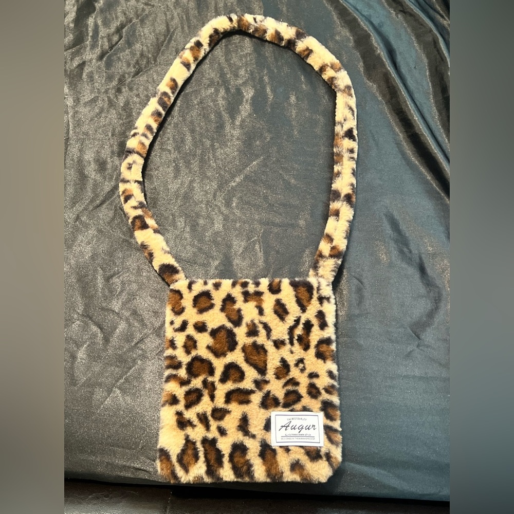 super cute fuzzy, cheetah print bag!